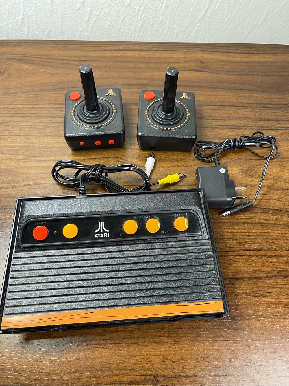 ATARI Flashback 6 Classic Game Console 2 Wireless Controllers